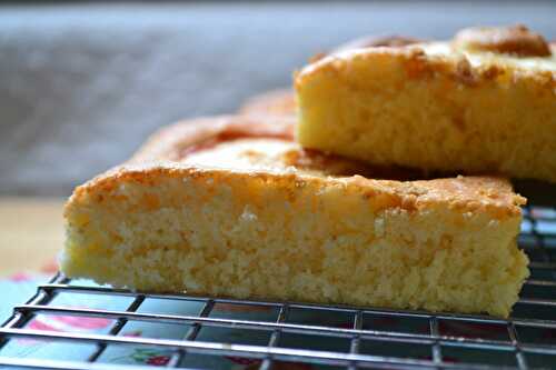 Gâteau plat aux pommes et aux flocons d'érable