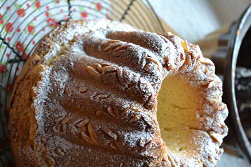 Kouglof aux écorces de citron confit et amandes en bâtonnets