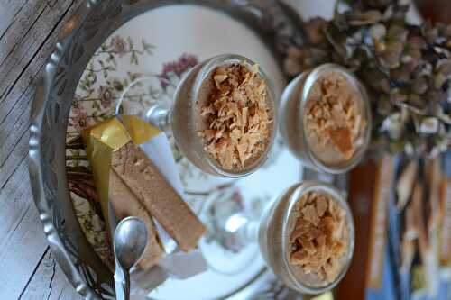 Mousse au chocolat au lait et crêpes dentelles