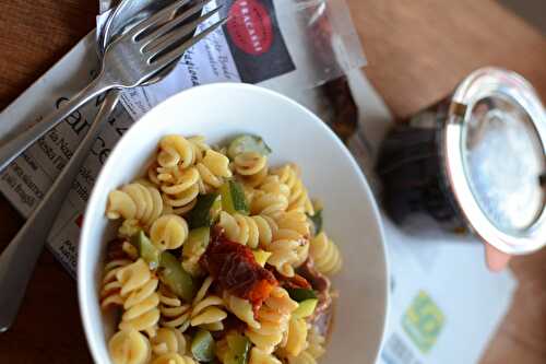 One pan pasta courgettes tomates confites et saucissses italiennes