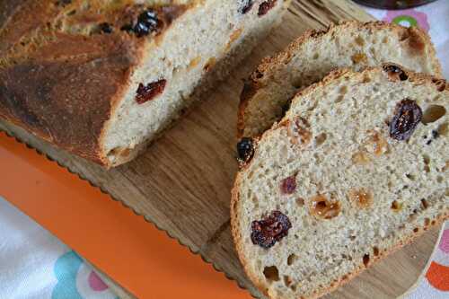 Pain pour le petit déjeuner, au levain, épices à pain d'épices, raisins et cranberries