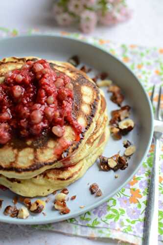 Pancakes et topping framboises groseilles