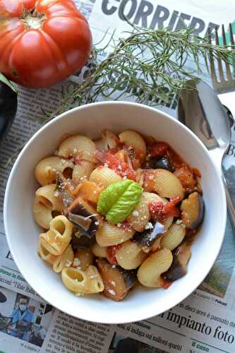 Pâtes aubergine tomates oignon rouge végetarien