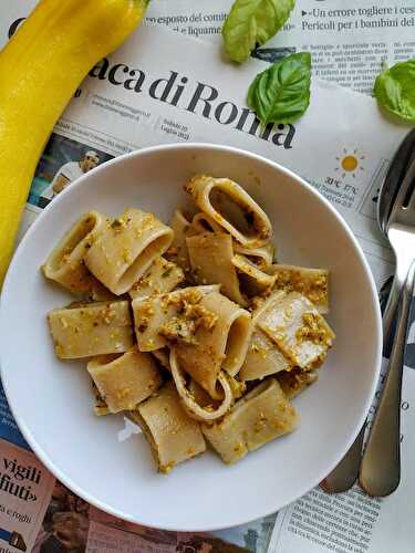 Pâtes et pesto de fleurs de courgettes végétarien