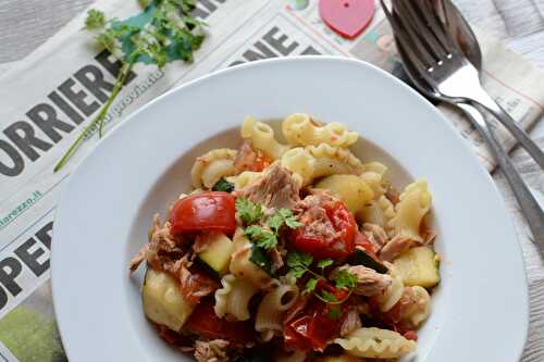 Pâtes oignon rouge, courgette tomates et thon