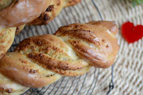 Petites brioches torsadées - amandes/sucre confiture