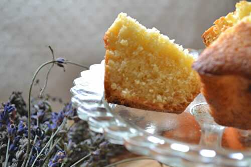 Petits cakes à la semoule, lait fermenté et fleur d'oranger