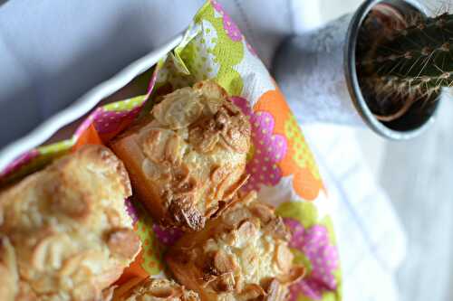 Petits gâteaux au lait fermenté et croute aux amandes