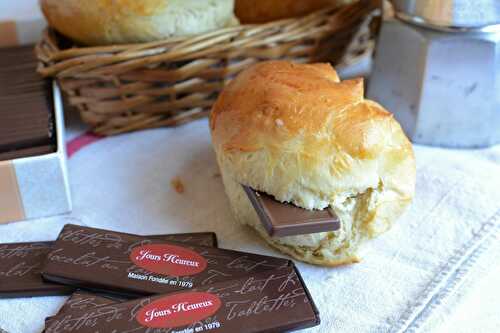 Petits pains au lait et tablettes de chocolat Jours Heureux