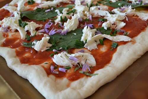 Pizza aux herbes aromatiques du jardin