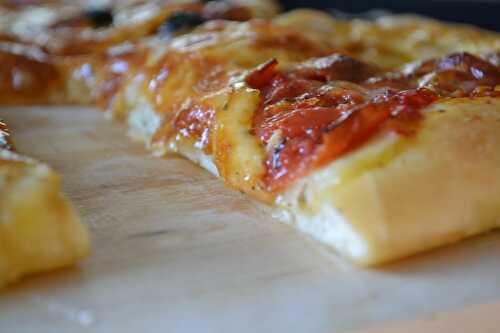 Pizza aux tomates et mozzarella