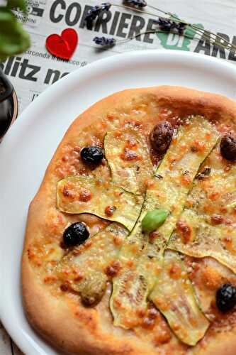 Pizza courgette olives mozzarella