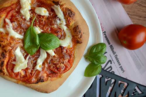 Pizza épaisse tomates mozzarella