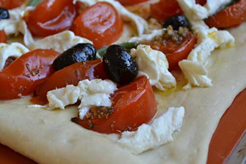 Pizza tomates confites mozzarella et sauge