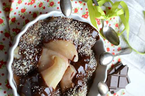 Poires pochées et coulis de chocolat au lait