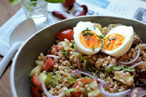 Salade d'épeautre concombre tomates oeuf végétarien