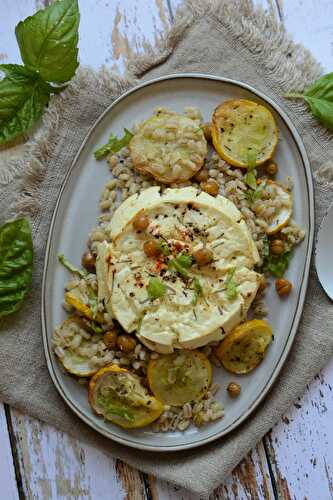 Salade d'orge, cougettes pois chiches et féta rôtis végétarien