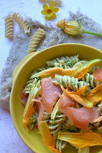 Salade de pâtes fleurs de courgette et pesto