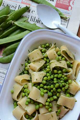 Salade de pâtes tièdes petits pois frais et vinaigrette au persil végétarien