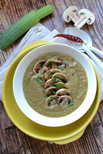 Soupe poireaux pommes de terre et champignons végétarien