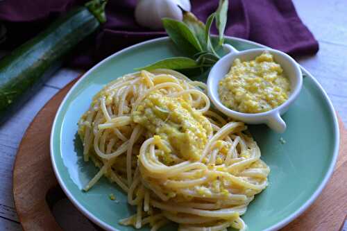 Spaghetti au pesto de courgettes jaunes et sauge