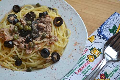 Spaghetti au thon, câpres et olives noires