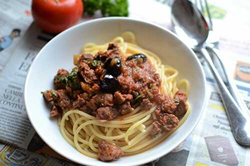 Spaghetti aux merguez et sauce tomates -            Hum, ça sent bon ...