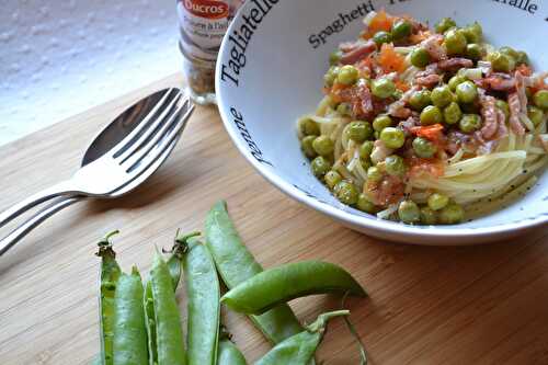 Spaghetti aux petits pois frais, lardons, tomates