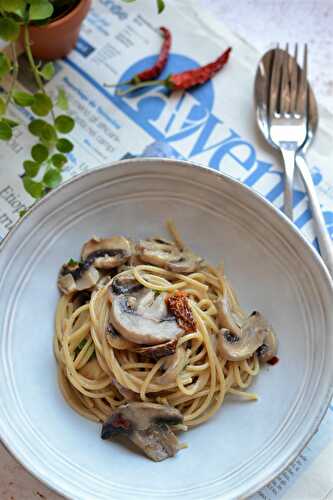 Spaghetti champignons de Paris tomates séchées végérarien