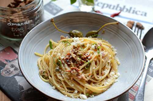 Spaghetti tomates confites câpres amandes végétarien