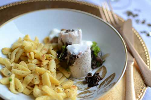 Spatzle à la truffe, ballotine de volaille, champignons et crème de chantilly