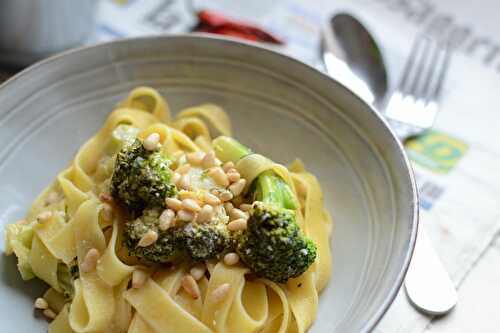 Tagliatelle brocoli citron pignes végétarien