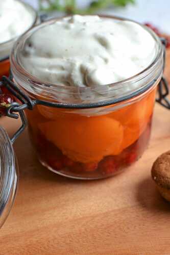 Verrines abricots au sirop, groseilles, chantilly au Macaron de Provence Jours Heureux