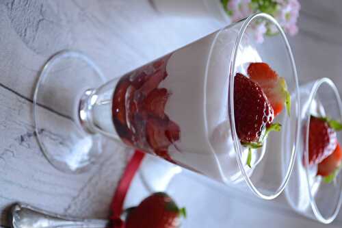 Verrines de fraises, petits suisses et crème de Cassis Jours Heureux