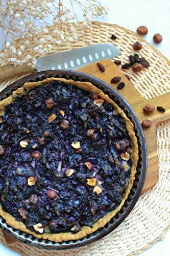 Tarte chou rouge, raisins secs et noisettes végétarien