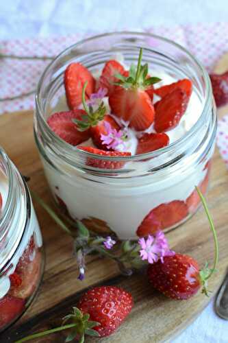 Dessert en pot fraises, yaourt et biscuitsde Montbozon Jours Heureux