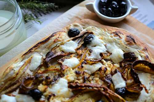 Pizza blanche courgette féta olives noires végétarien