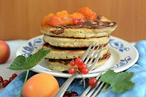 Pancakes à la farine d'épeautre abricots et groseilles