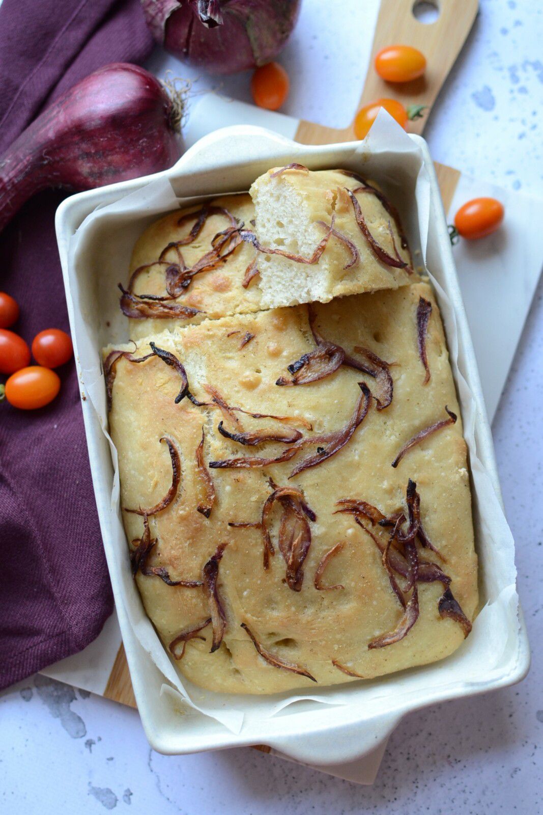 Focaccia à l'oignon rouge