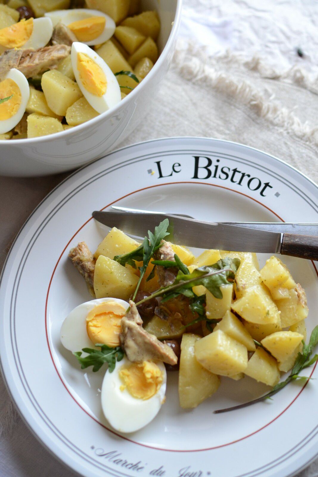 Salade de pommes de terre, oeuf dur, olives et maquereaux