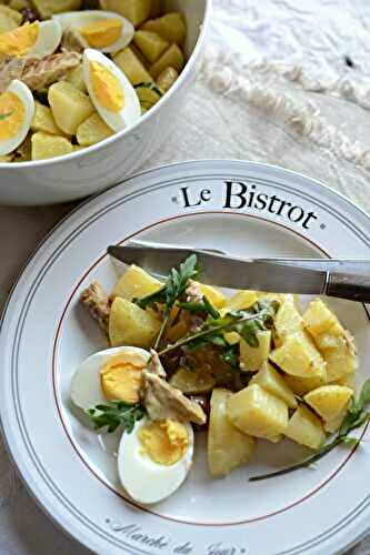 Salade de pommes de terre, oeuf dur, olives et maquereaux