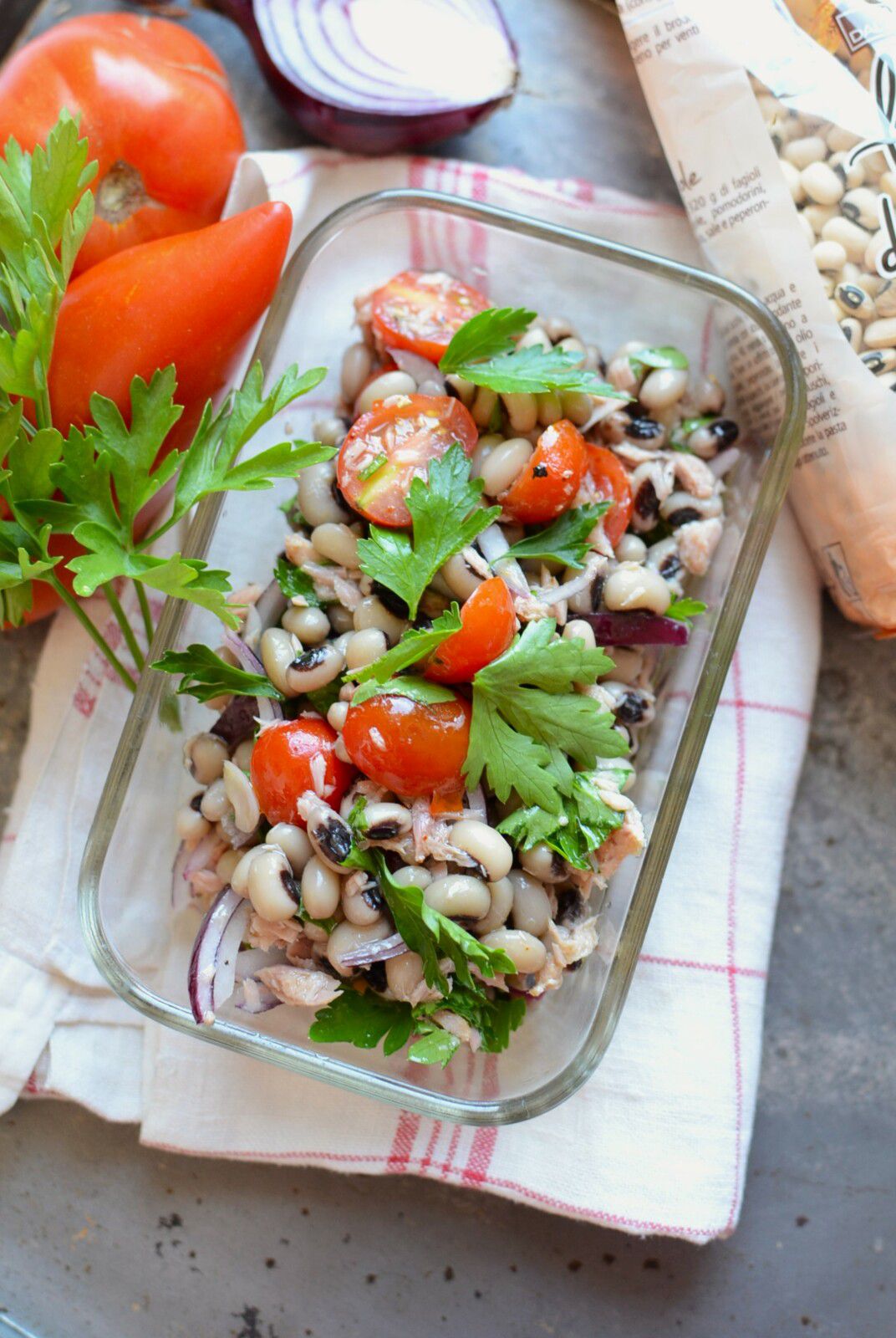 Salade de haricots oeil noir, thon et oignon rouge