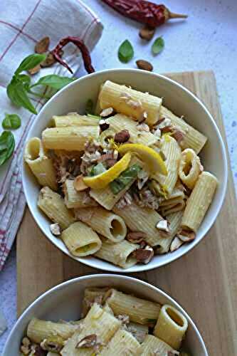 Salade tiède de pâtes, thon, olives, amandes