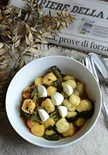 Gnocchi aux épinards sauce tomate pesto et mozzarella