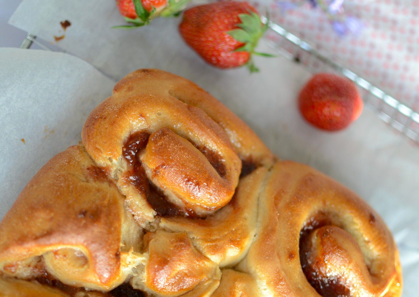 Brioche roulée à la confiture de fraises #sans oeuf