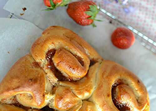 Brioche roulée à la confiture de fraises #sans oeuf