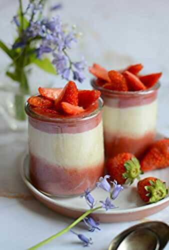 Petits pots de semoule au lait et fraises