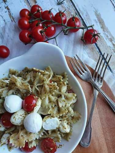 Salade de pâtes au pesto, tomates cerises et mozarella #végétarien