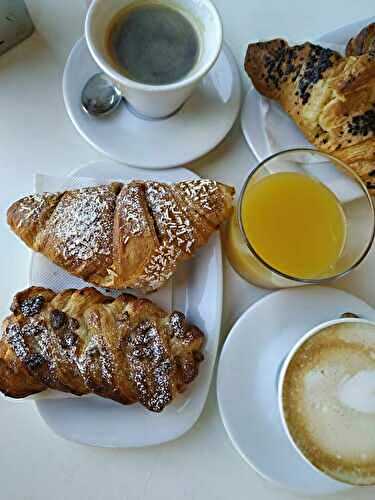 Vacances... Petit déjeuner au bar