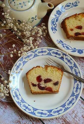 Gâteau à la noix de coco et cerises